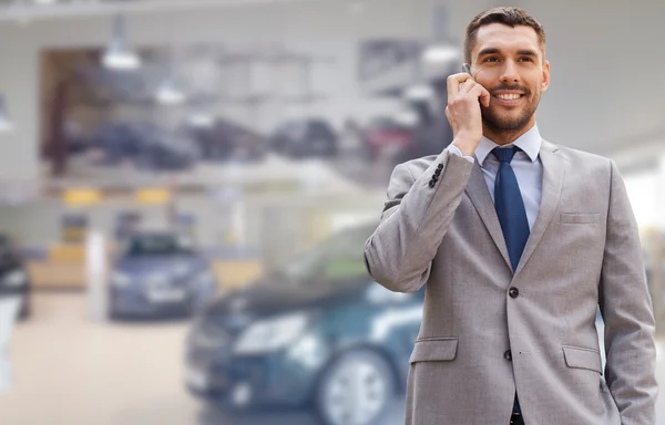 Hombre de negocios sonriente hablando en el teléfono inteligente —  Fotos de Stock