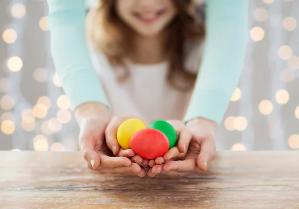 Close up of happy family holding easter eggs — Stock Photo, Image