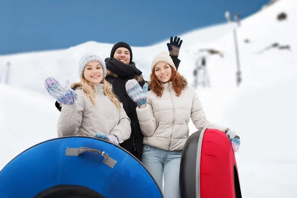 Groep lachende vrienden met sneeuw buizen — Stockfoto