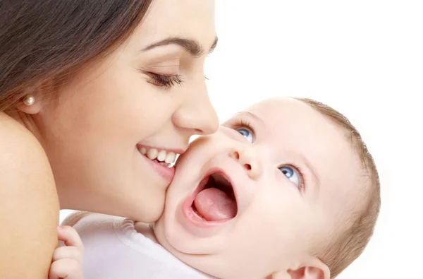 Mutter küsst ihr Baby — Stockfoto