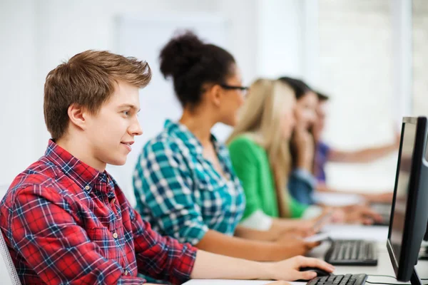 Estudante com computador estudando na escola — Fotografia de Stock