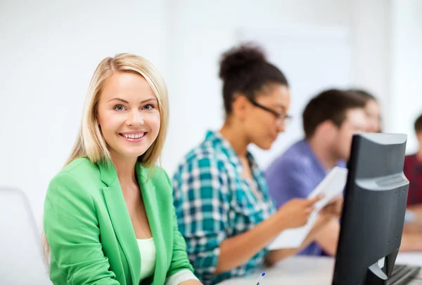 Studente con computer che studia a scuola — Foto Stock