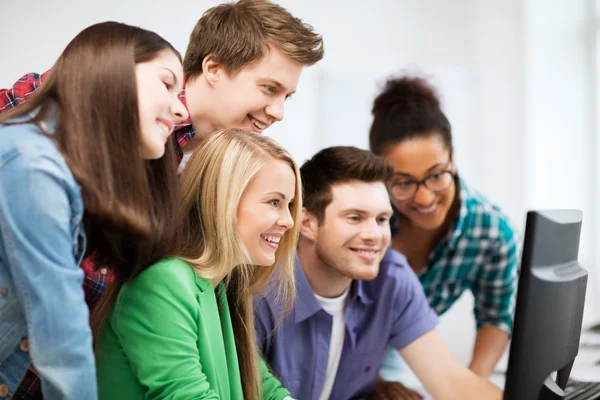 Studenten op zoek op computermonitor op school — Stockfoto