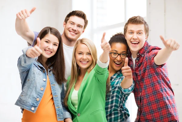 Schüler zeigen in der Schule Daumen hoch — Stockfoto