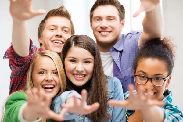 Groep studenten op school — Stockfoto