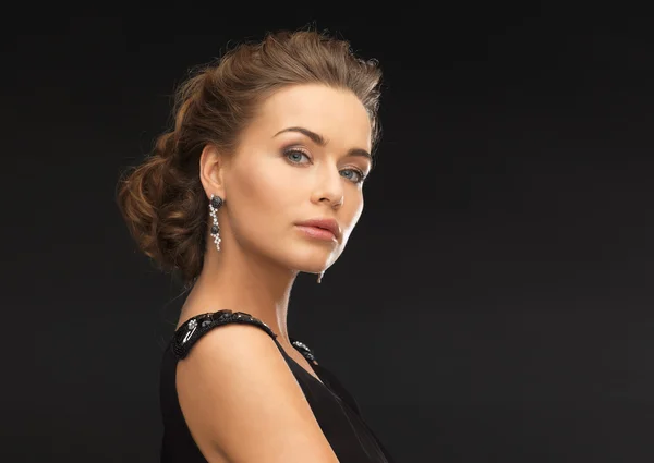 Mujer con pendientes de diamantes — Foto de Stock