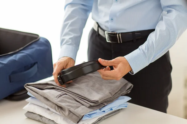 Affärsman förpackning kläder i resväska — Stockfoto