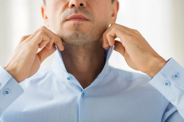 Primer plano del hombre en camisa de vestir — Foto de Stock