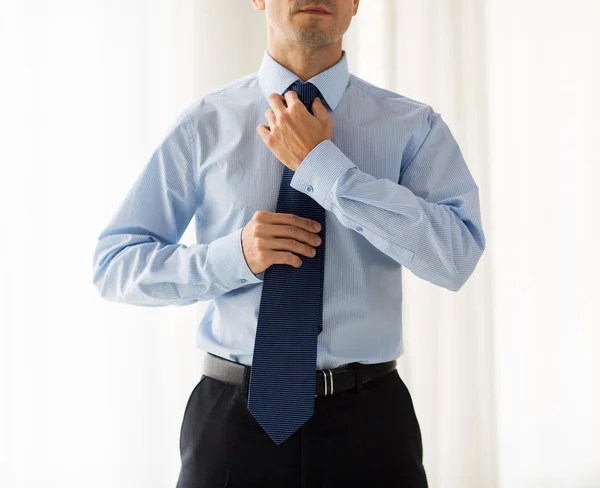 关闭调整脖子上的领带的衬衫的男人 — 图库照片