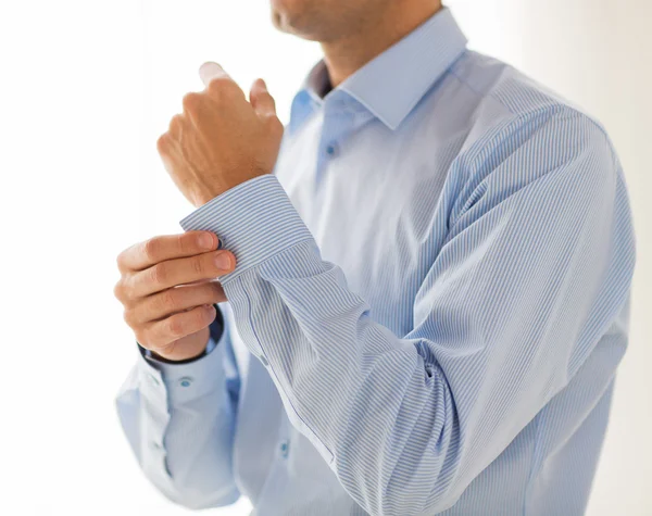 Primer plano de los botones de fijación del hombre en la manga de la camisa — Foto de Stock