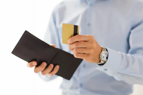 Zamknij się z człowieka posiadającego portfel i karty kredytowej — Zdjęcie stockowe