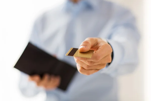 Close up of man holding wallet and credit card — Stock Photo, Image