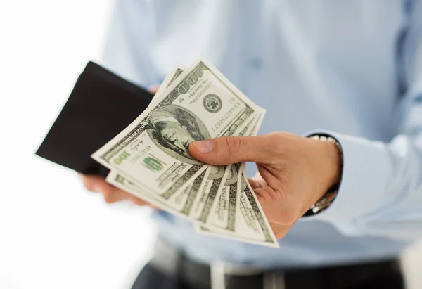 Bliska biznesmen ręce trzymając pieniądze — Zdjęcie stockowe