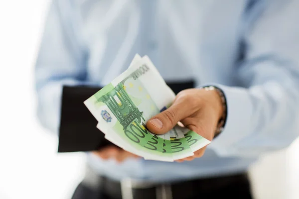 Nahaufnahme von Händchen von Geschäftsleuten, die Geld halten — Stockfoto