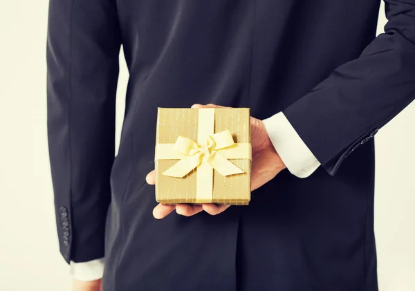 Hombre manos sosteniendo caja de regalo — Foto de Stock