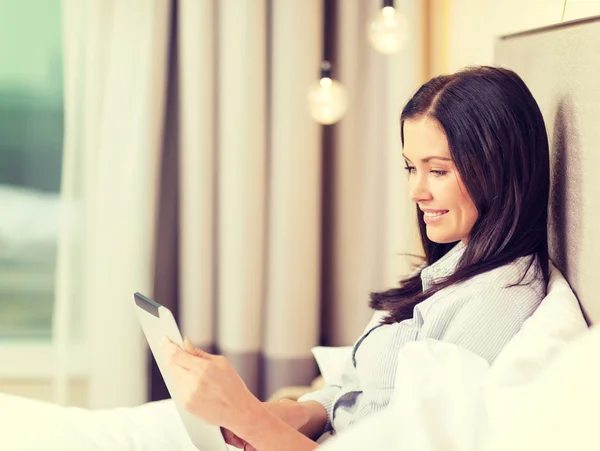 Donna d'affari felice con tablet pc in camera d'albergo — Foto Stock