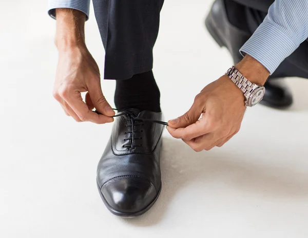 Cierre de la pierna del hombre y las manos atando cordones de zapatos —  Fotos de Stock