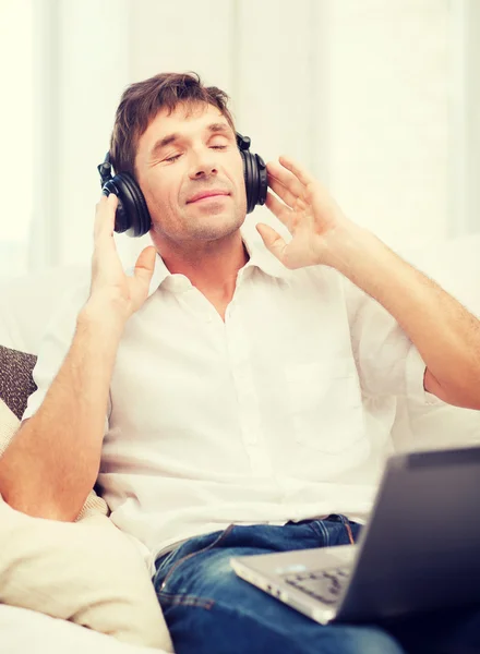 Man med hörlurar lyssnar på musik — Stockfoto