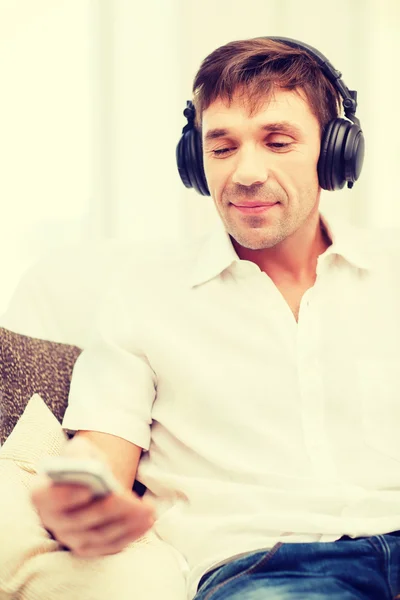 Man met koptelefoon die naar muziek luistert — Stockfoto