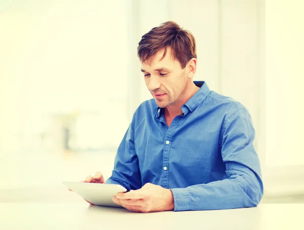 Mann arbeitet zu Hause mit Tablet-PC — Stockfoto