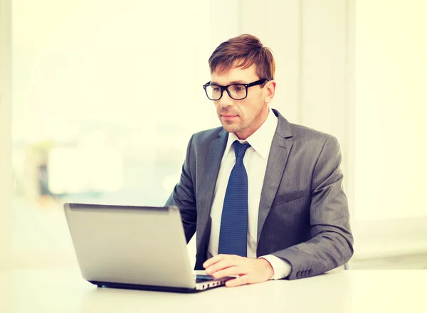 Hombre de negocios que trabaja con ordenador portátil —  Fotos de Stock