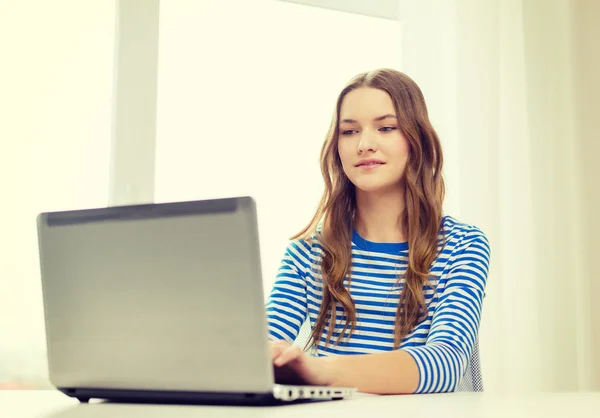 Sorridente adolescente gitl con computer portatile a casa — Foto Stock