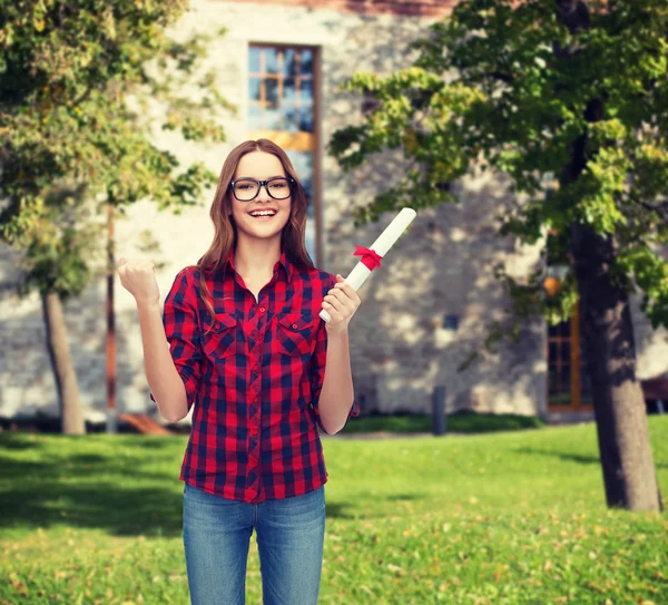 Mujer sonriente estudiante en anteojos con diploma — Foto de Stock