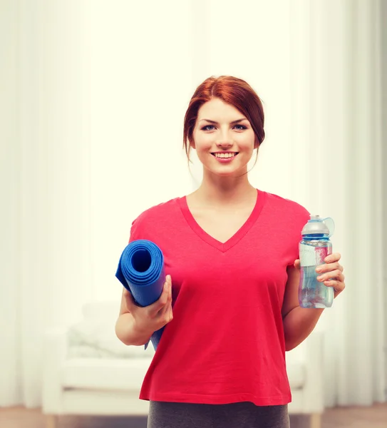 Lächeln Mädchen mit Flasche Wasser nach dem Sport — Stockfoto