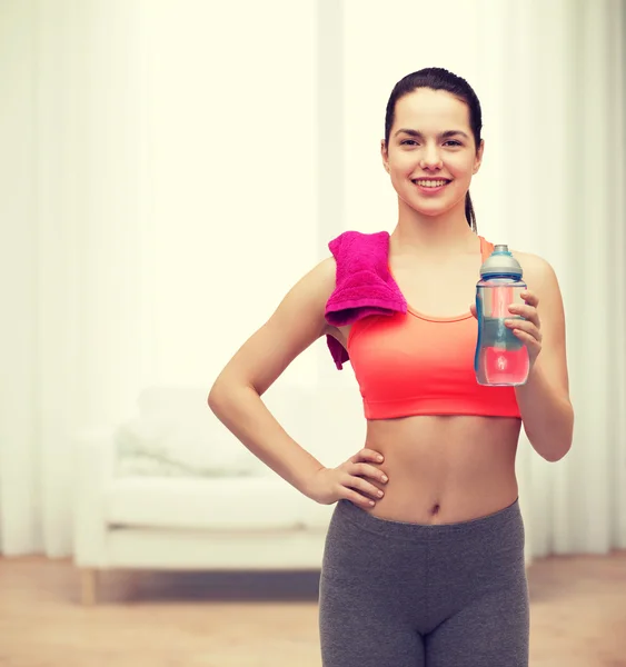 Deportiva mujer con toalla y botella de agua — Foto de Stock