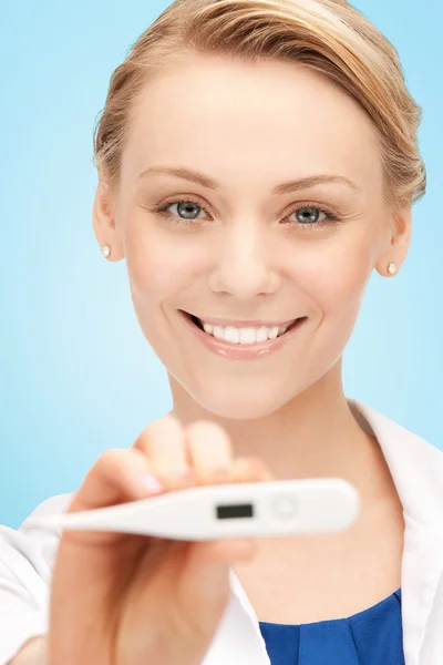 Heureux visage de médecin féminin avec thermomètre — Photo