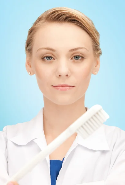 Feliz jovem dentista com escova de dentes — Fotografia de Stock