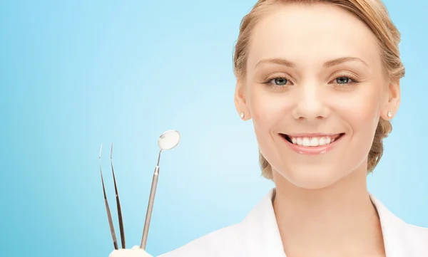 Felice giovane dentista femminile con strumenti — Foto Stock