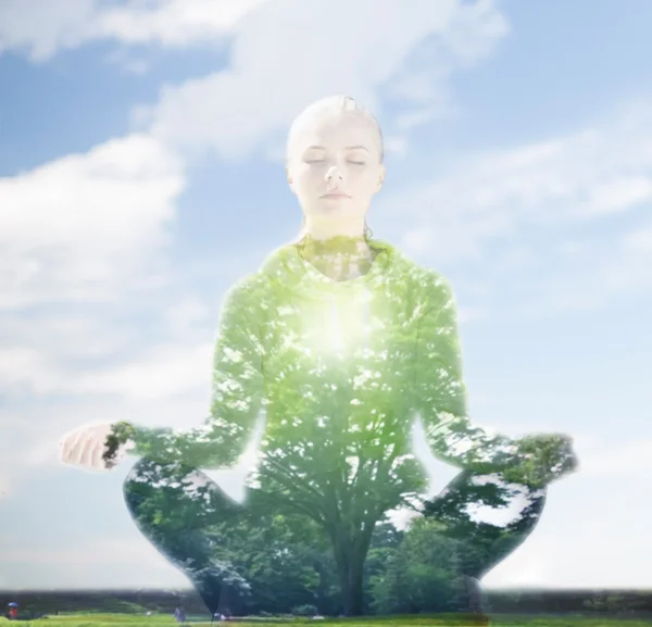 Glückliche junge Frau beim Yoga im Freien — Stockfoto