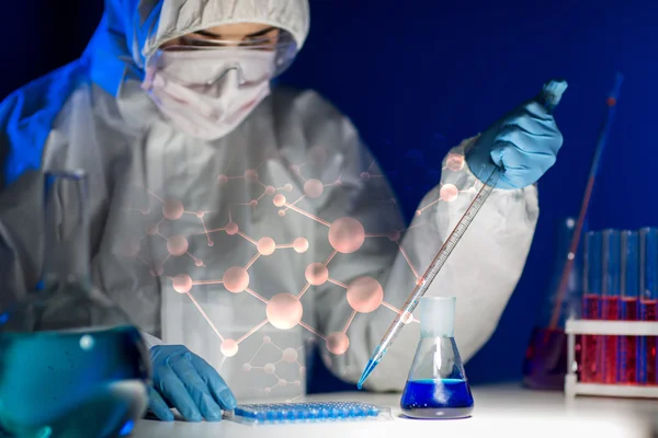 Close-up de cientista fazendo teste em laboratório — Fotografia de Stock