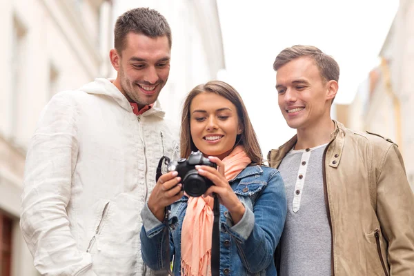 Grupa przyjaciół uśmiechający się z cyfrowych aparatów fotograficznych — Zdjęcie stockowe