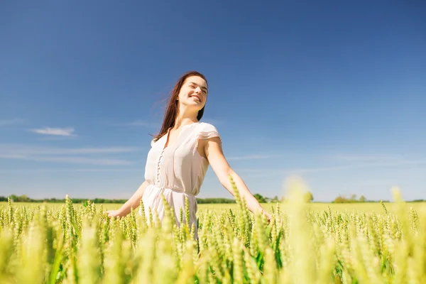 Lachende jonge vrouw op granen veld — Stockfoto