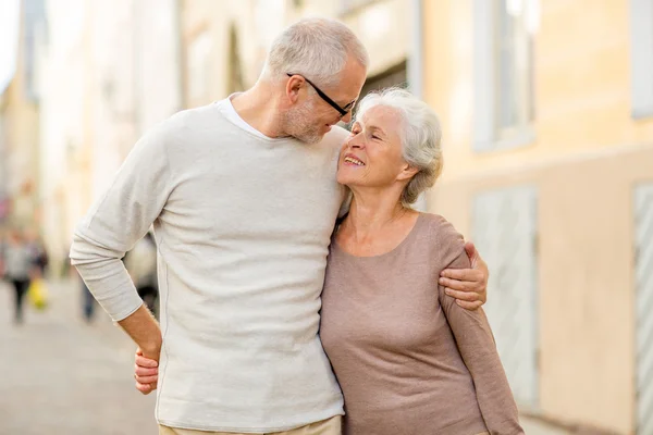 Senior couple on city street — Stock Photo, Image