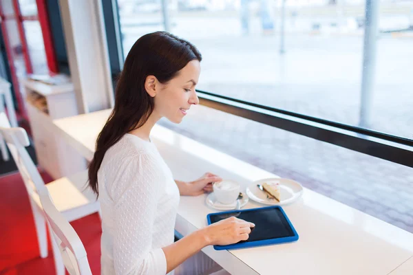 Donna sorridente con tablet pc e caffè al caffè — Foto Stock