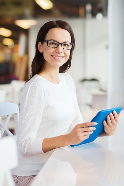 Mujer sonriente con la tableta PC en la cafetería —  Fotos de Stock