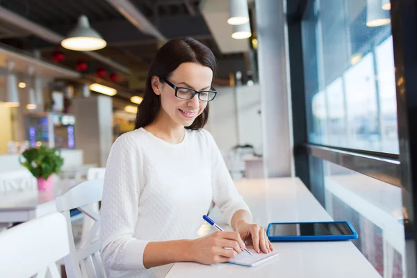 Mujer sonriente con la tableta PC en la cafetería —  Fotos de Stock