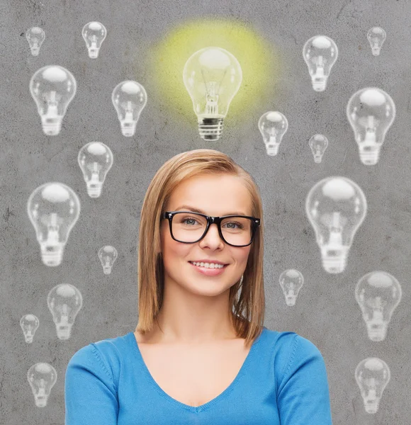 Lachende jonge vrouw in brillen idee Rechtenvrije Stockfoto's