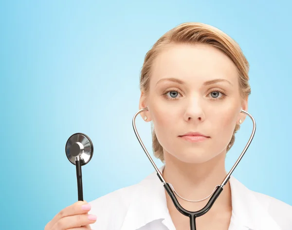 Jeune femme médecin avec stéthoscope — Photo