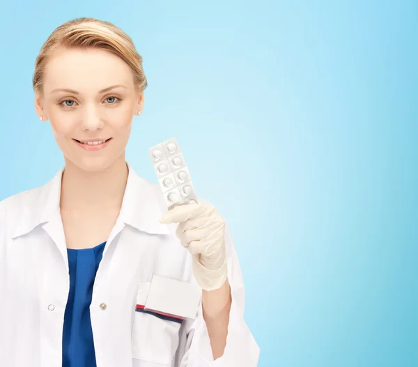 Счастливая женщина врач с таблетками — стоковое фото