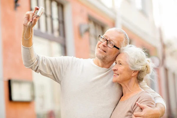 Anziani coppia fotografare sulla strada della città — Foto Stock