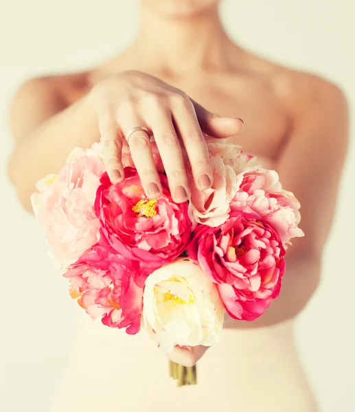Novia con ramo de flores y anillo de bodas — Foto de Stock