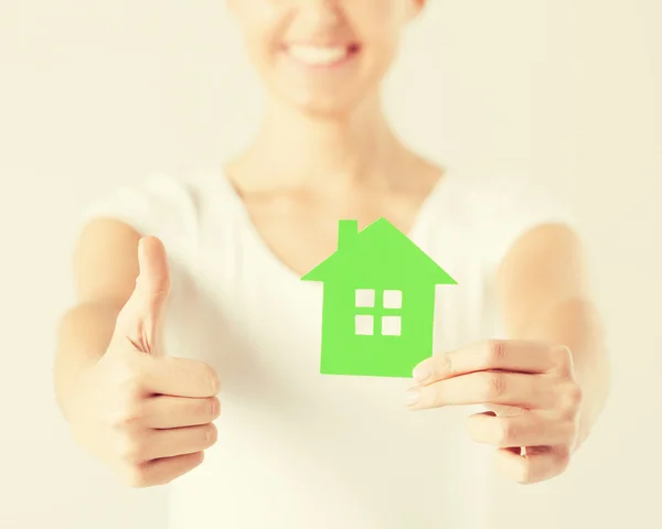 Mujer manos sosteniendo casa verde — Foto de Stock