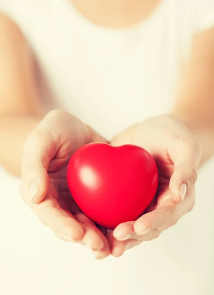 Manos de mujer con corazón — Foto de Stock