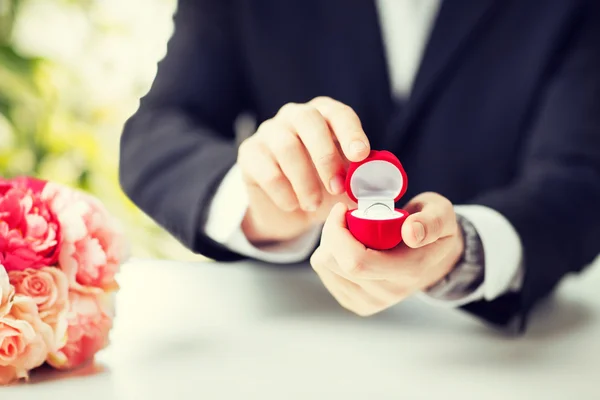 Homem com caixa de presente e anel de casamento — Fotografia de Stock