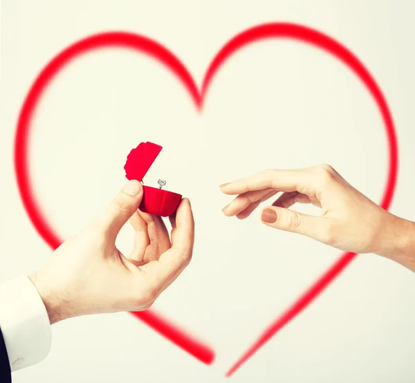 Пара со свадебным кольцом и подарочной коробкой — стоковое фото