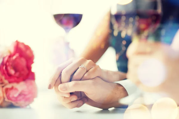 订婚的情侣与葡萄酒杯 — 图库照片